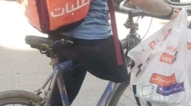 محمود عامل توصيل الطلبات