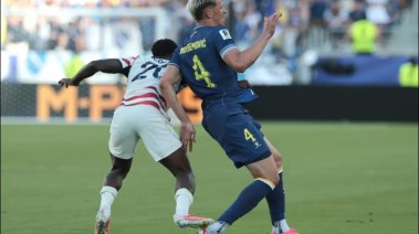 لقطة تدخل بالجون على لاعب البوسنة