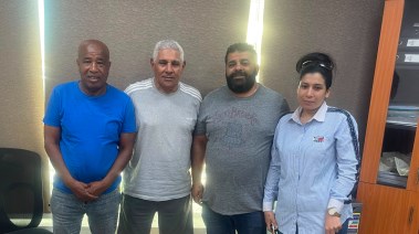 والد ووالدة اللاعب مع مسؤولي الاتحاد السكندري