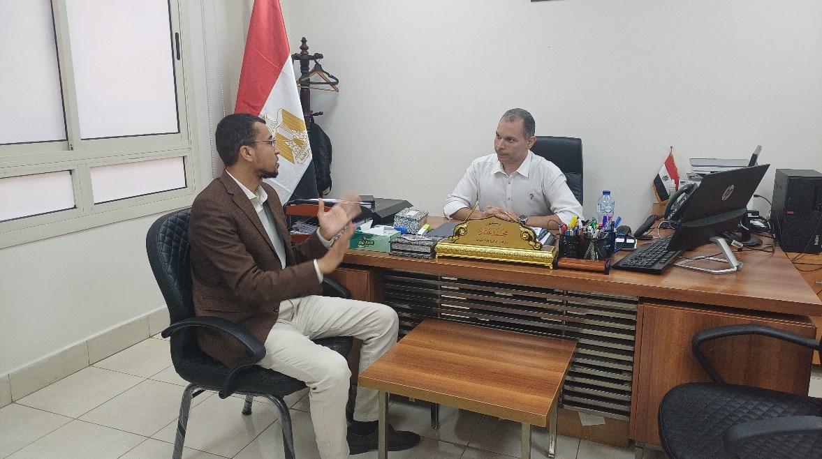 عبدالمجيد عبدالله الصحفي مع مدير عام المجالس الطبية 