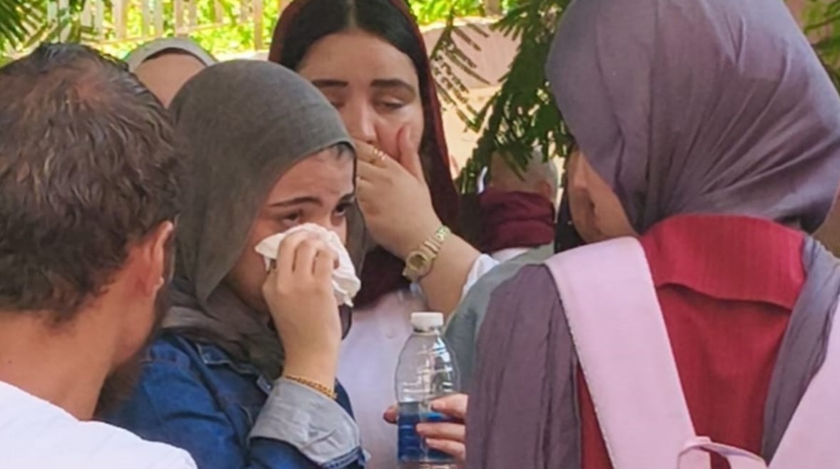 طالبة تبكي بعد امتحان الكيمياء