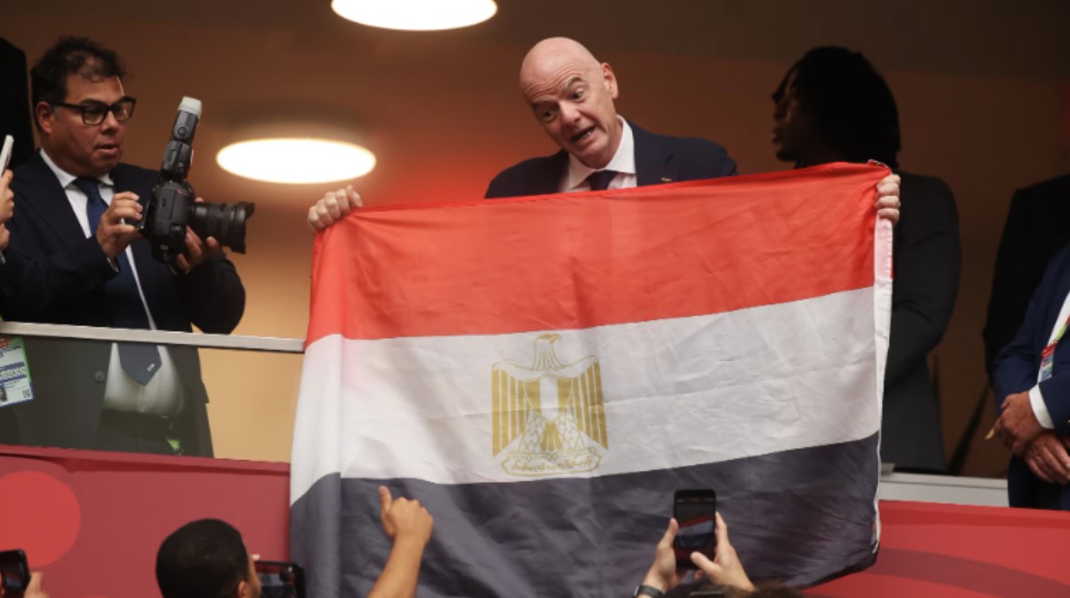  رئيس الاتحاد الدولي لكرة القدم يحمل علم مصر
