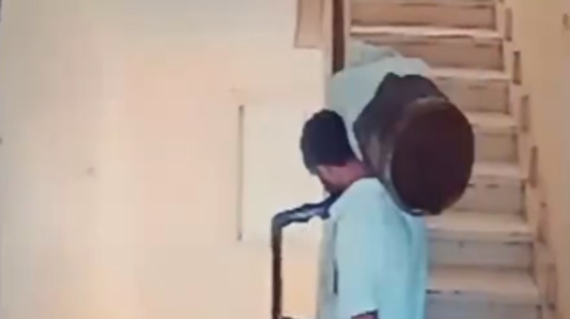 لقطة من كاميرات المراقبة أثناء رصد اللص