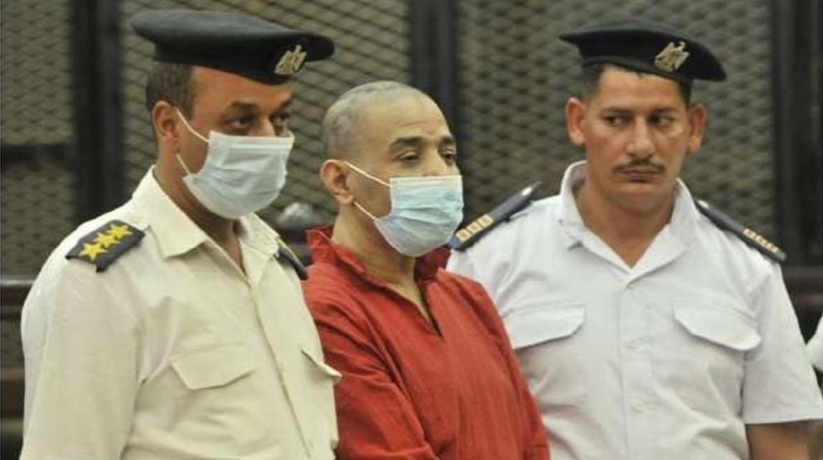 سفاح الجيزة مرتديًا البدلة الحمراء خلال إحدى جلسات محاكمته