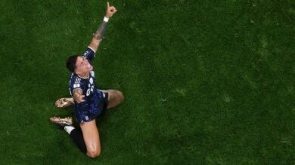 اللاعب الأرجنتيني إنزو فيرنانديز يحتفل بفوز فريقه 