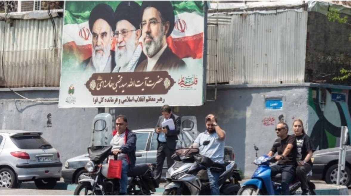 لافتة لزعماء إيران في شوارع طهران 