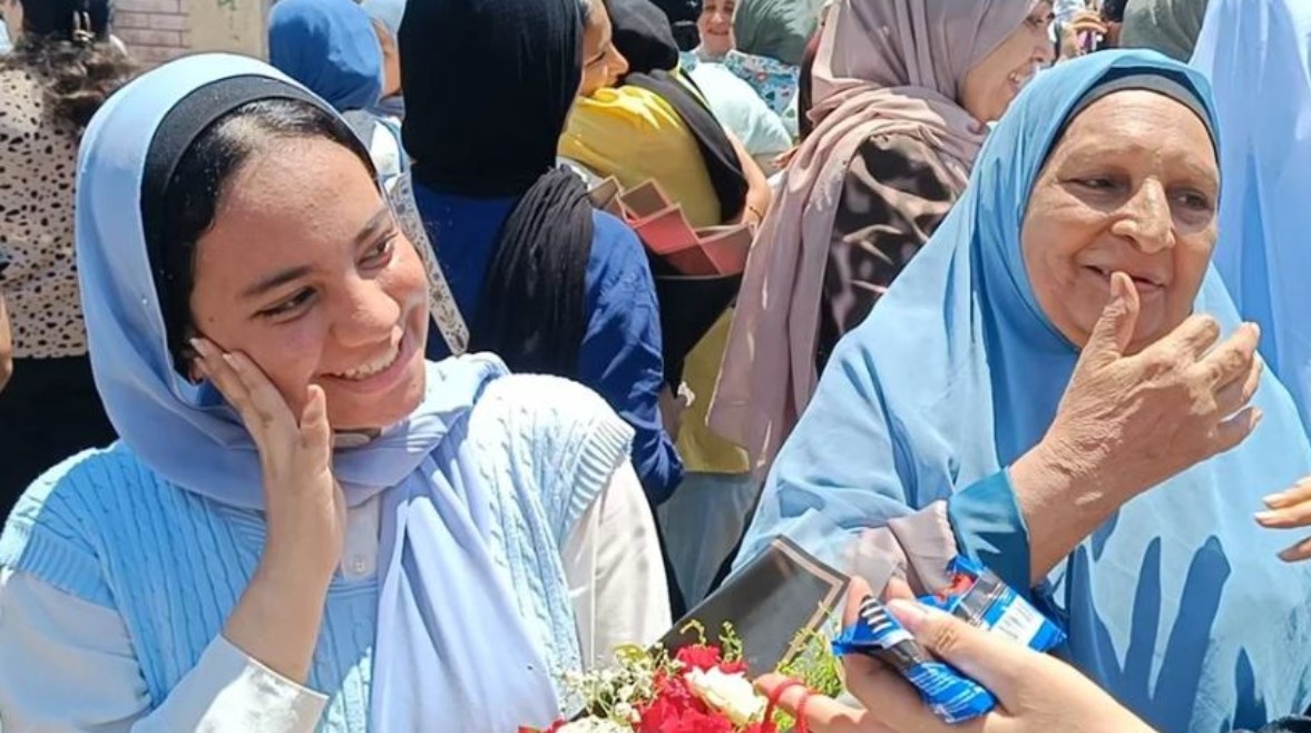 جَدّة بالمنيا تخطف الأنظار أمام لجان الثانوية العامة 