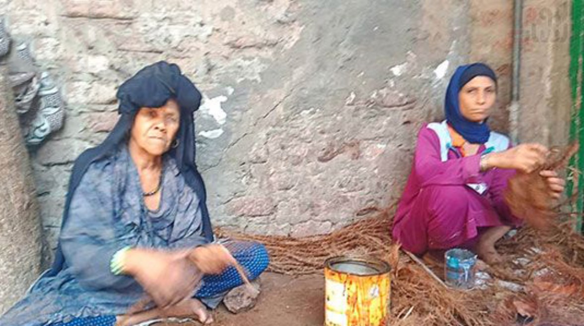 سيدات "قرية البراجيل بالمنيا" يتحدين البطالة بصناعة الحبال من ليف النخيل