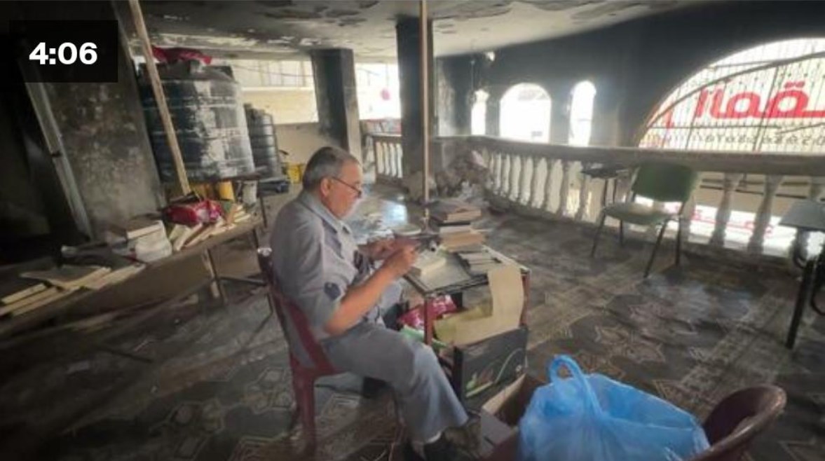 الفلسطيني جميل مقداد يرمم المصاحف