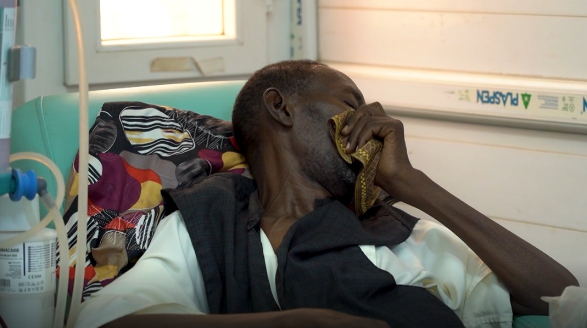 سوداني على جهاز غسيل الكلى