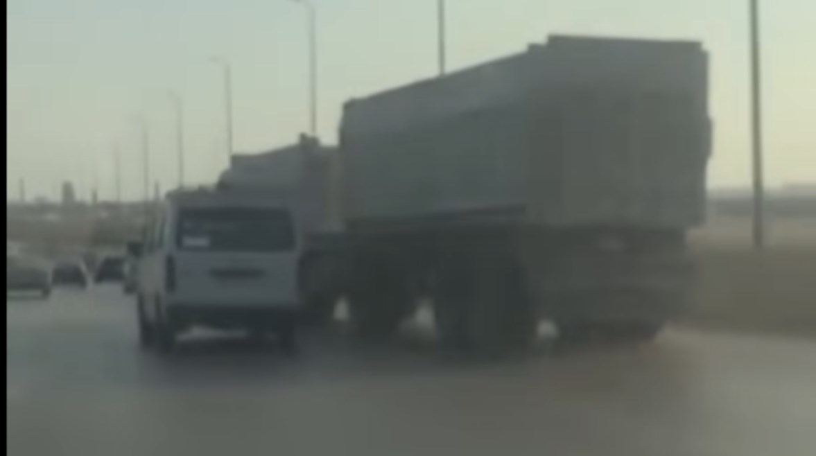 لحظة انحراف السيارة النقل على الميكرباص