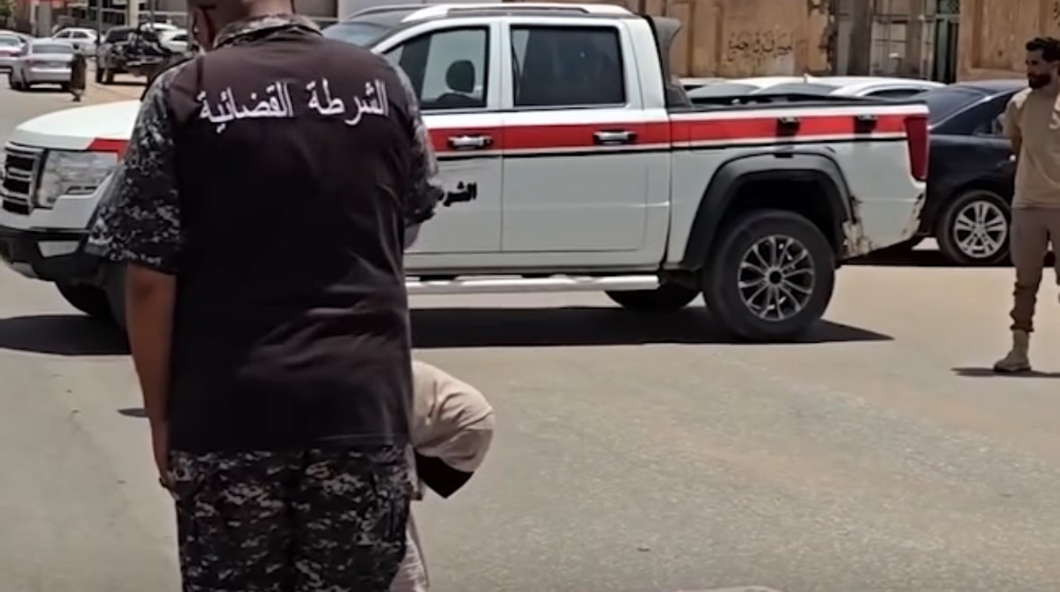 أثناء جلد السيدة في الشارع