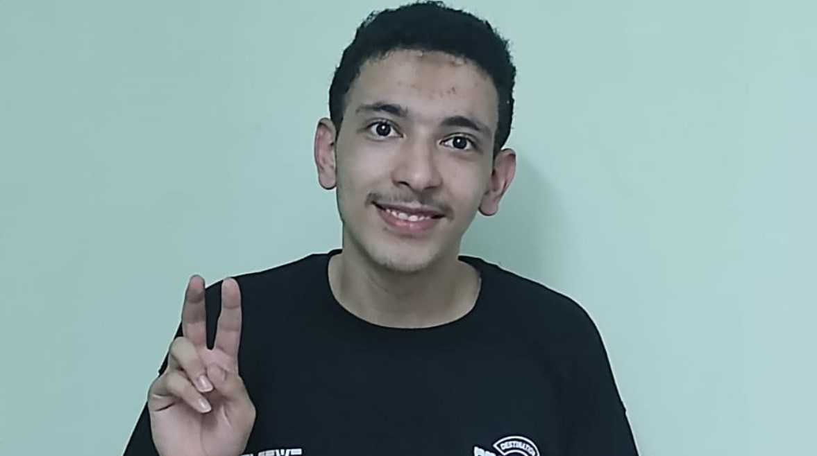السادس على الثانوية العامة أدبي عمر مصطفى 