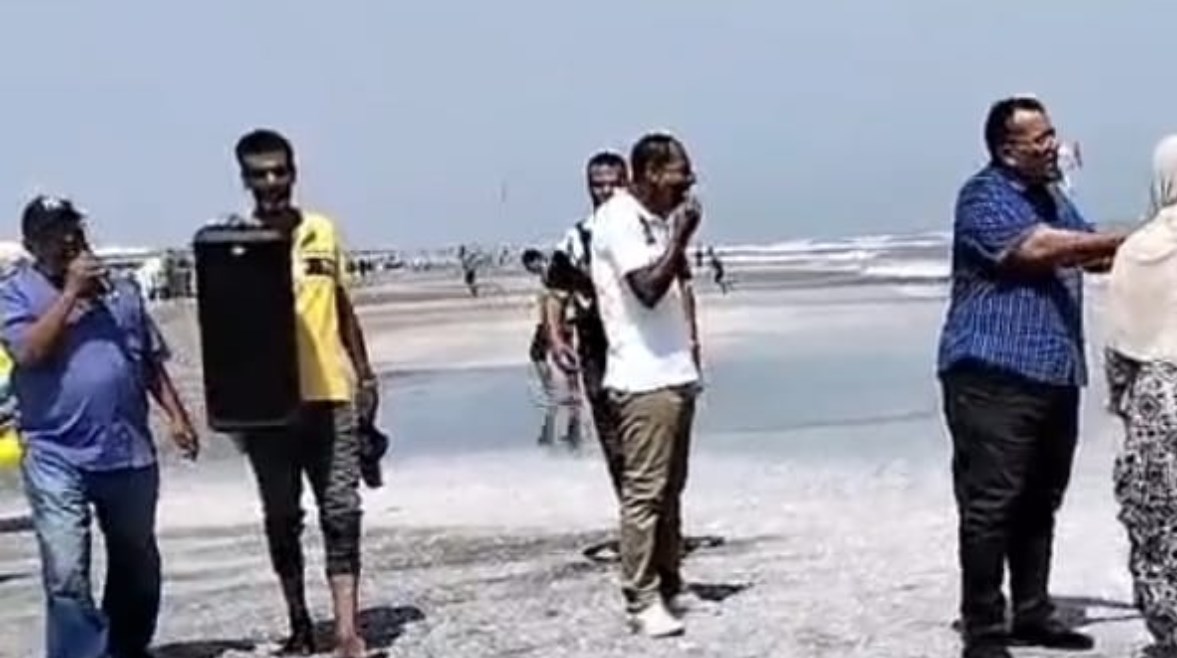 شرائط بلاستيكية لعزل البحر عن المصطافين ومكبرات الصوت لاخراجهم 