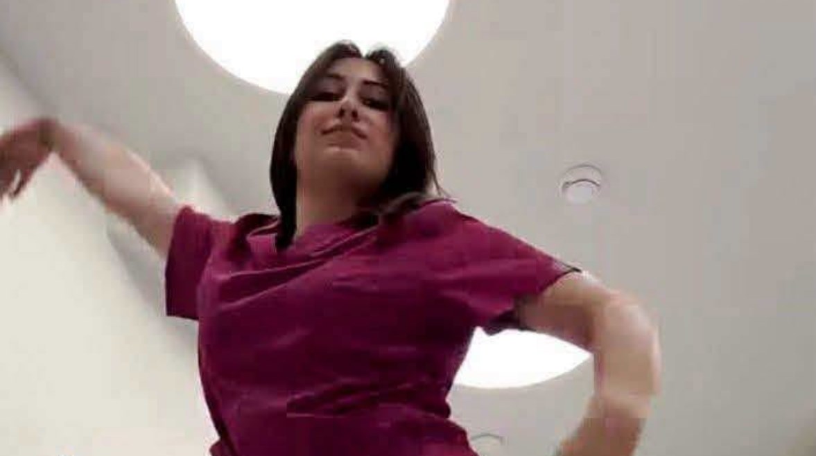 من هي الطبيبة الراقصة داخل عيادة؟