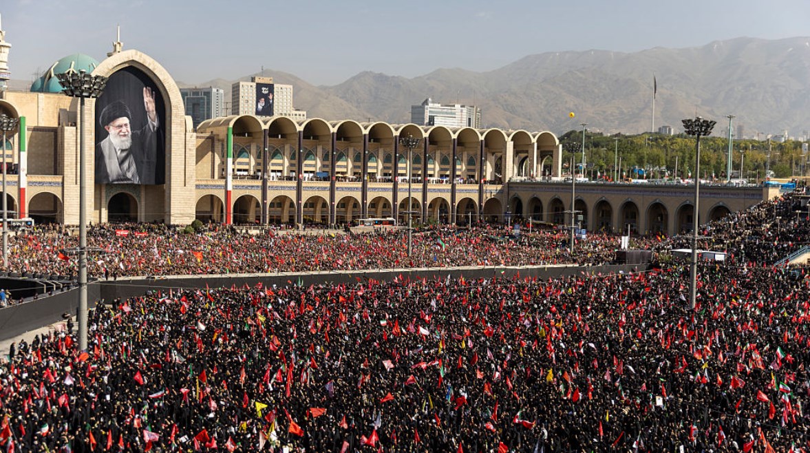 حشود غفيرة يودعون جثمان المرشد الإيراني الراحل علي خامنئي