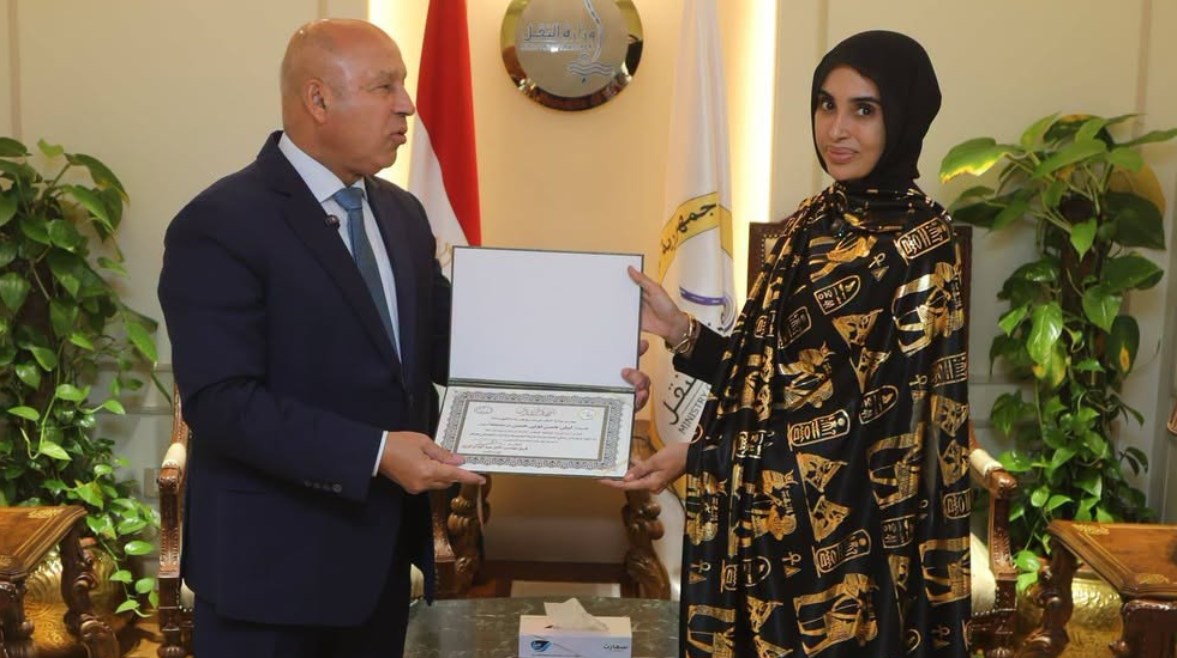وزير النقل يكرم ليلى الأنصاري