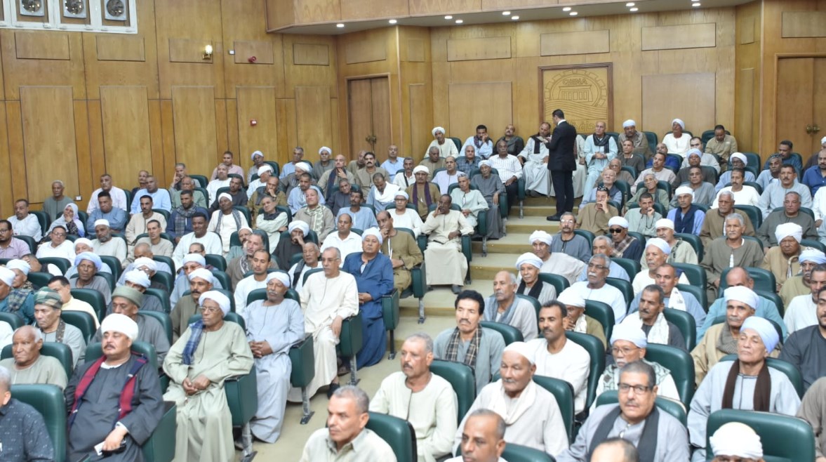 اجتماع داخل محافظة قنا مع المزارعين 