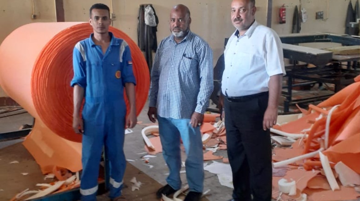 عمال بالمنطقة الصناعية 