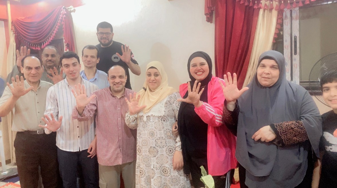 صورة جماعية مع الطالب محمد 