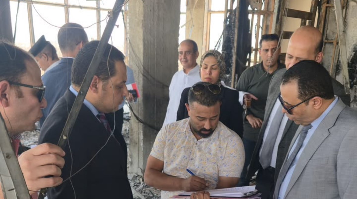 جانب من معاينة النيابة الإدارية لحريق عقار سوهاج