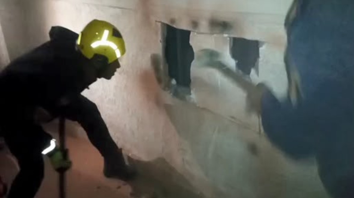 جانب من إنقاذ 3 أشخاص عالقين داخل مصعد بالإسكندرية