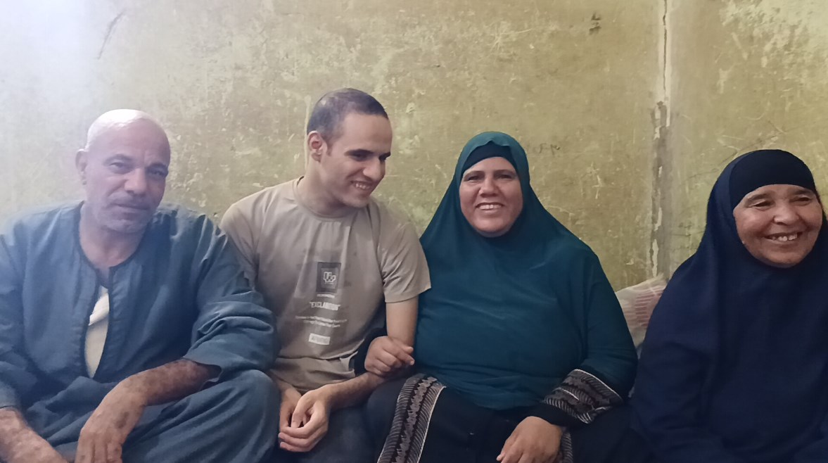 صورة أحمد مع والده ووالدته 