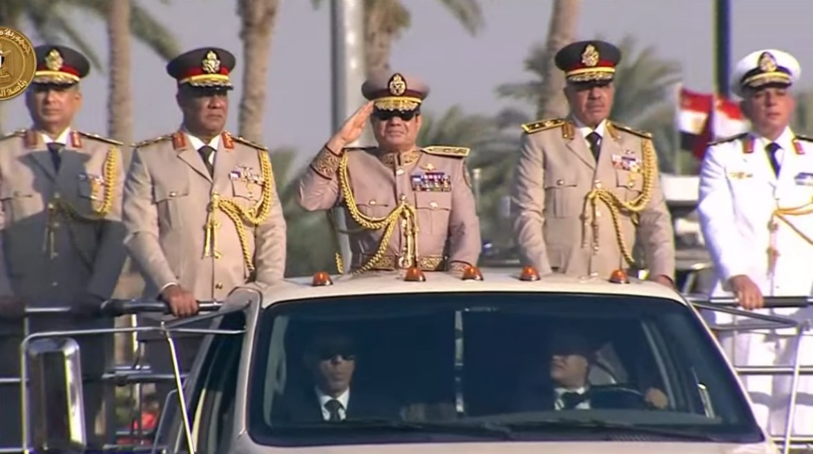 الرئيس السيسي يظهر بالبدلة العسكرية خلال أفتتاح "الأوكتاجون"