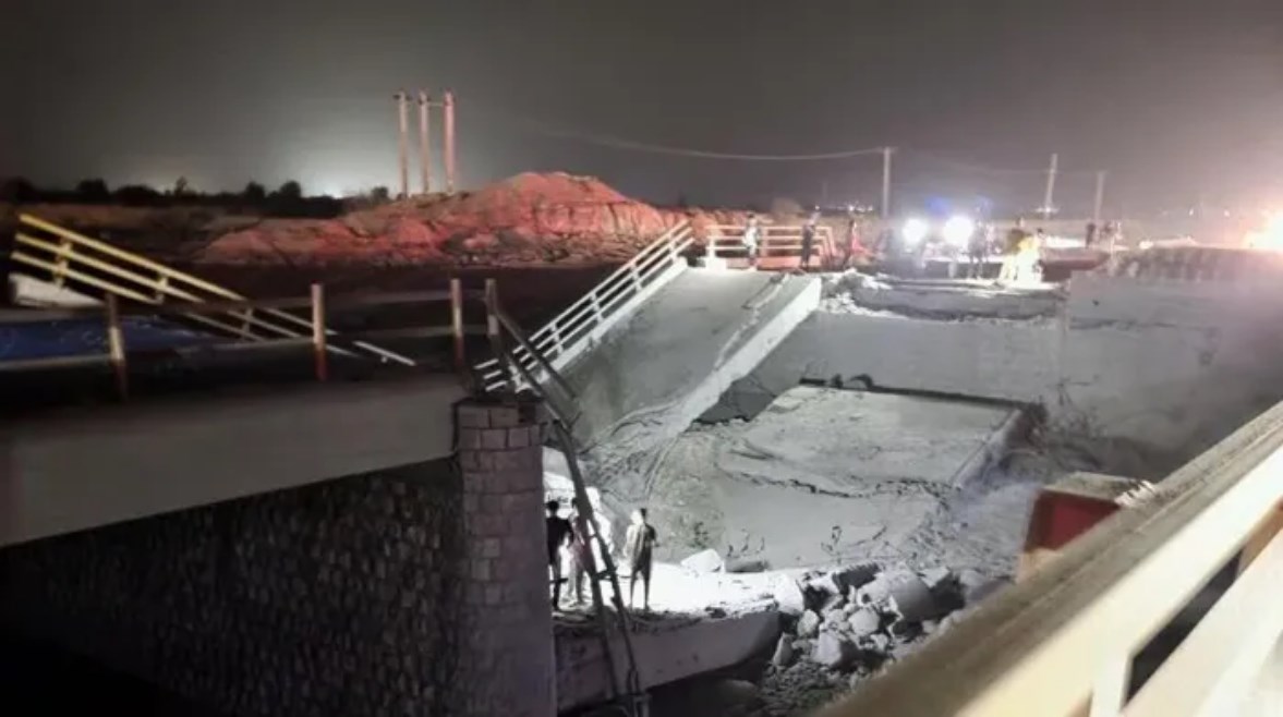 جسر تم تدميره في إيران