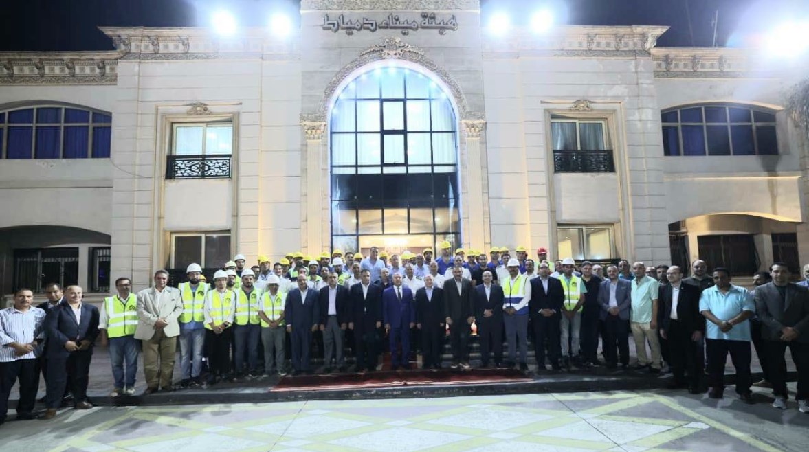 الفريق كامل الوزير يشكر أبطال إنقاذ سفينتي التغويز والتخزين بميناء دمياط