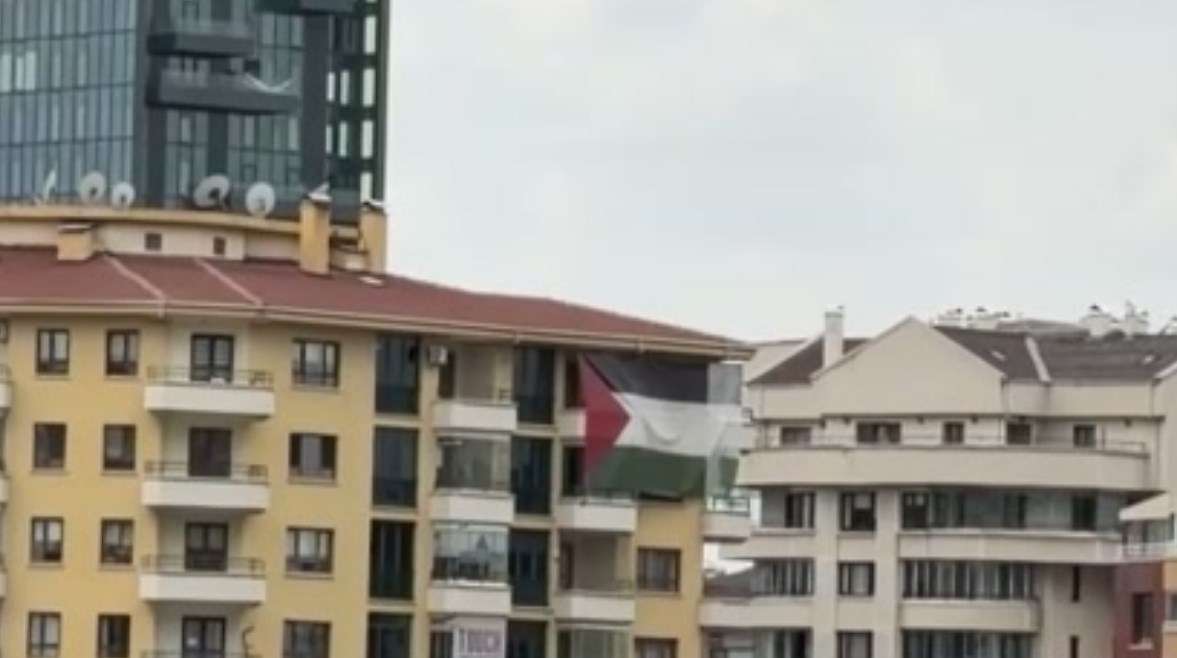  رفع علم فلسطين مقابل الفندق المقرر لإقامة ترامب في أنقرة