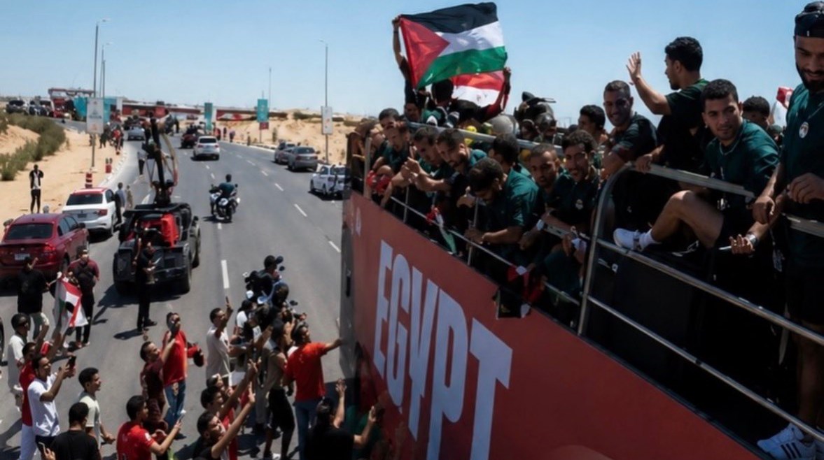 منتخب الفراعنة يرفع علم فلسطين 