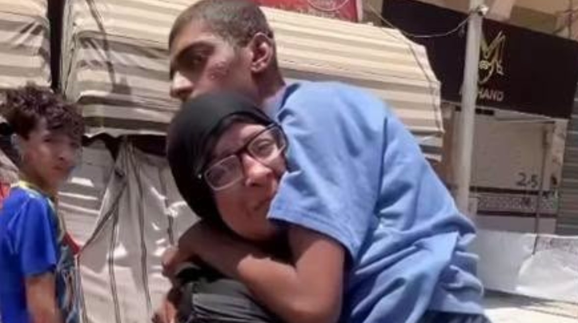 أم تتحدى ورم المخ وتحمل ابنها ذو الإعاقة على ظهرها