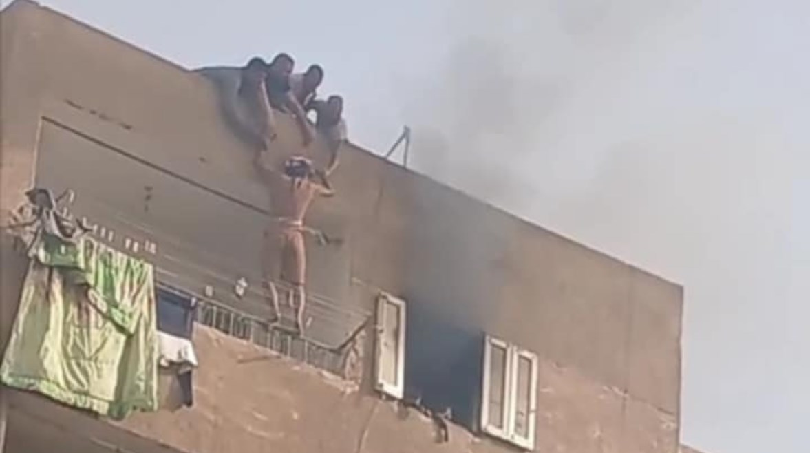 الشاب يوسف أثناء إنقاذة للاطفال 