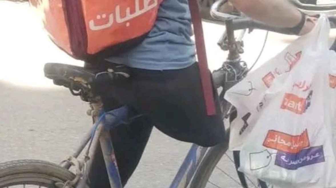 محمود عامل توصيل الطلبات
