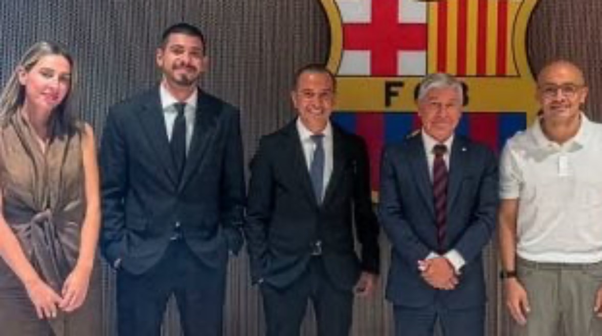 وفد الأهلي مع مسؤولي برشلونة