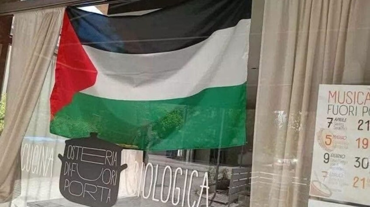 العلم الفلسطيني يزين أحد مطاعم إيطاليا