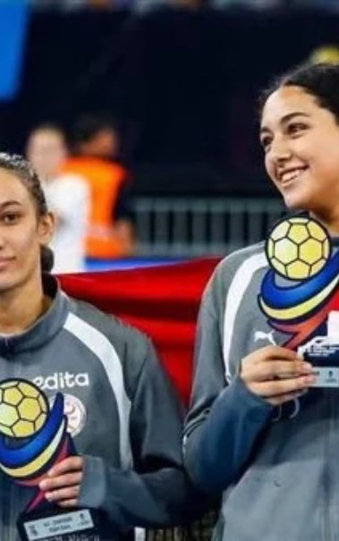 ملك وزينة لاعبتا منتخب ناشئات كرة اليد