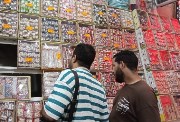 مواطنون يشترون حلاوة المولد في باب البحر