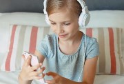 طفلة ترتدي سماعات أذن