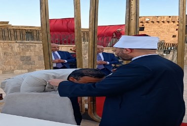 مصطفى حسني وهو يتجه لتقبيل يد الدكتور أسامة الأزهري