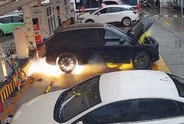 اشتعال زيكر 7X في الصين
