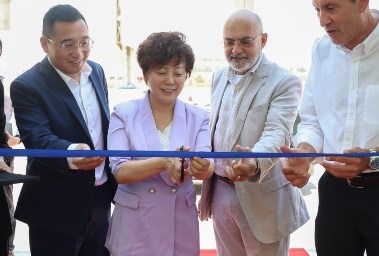 أنكوش أرورا وخالد يوسف مع الوفد الصيني 