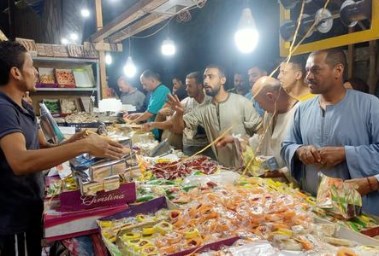 مواطنون يشترون حلاوة المولد