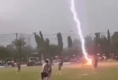 مباراة كرة قدم تنتهي بكارثة وإصابة 12 لاعب  