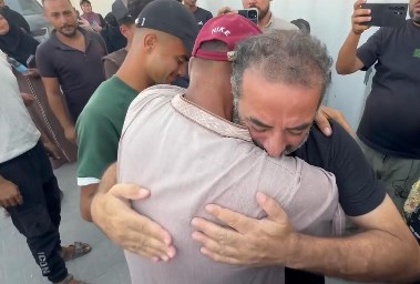 وصول 13 أسيراً فلسطينياً مفرجاً عنهم عبر معبر كرم أبو سالم