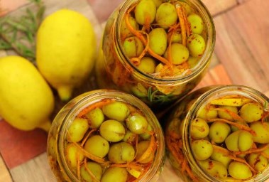 طريقة عمل الزيتون المخلل في المنزل