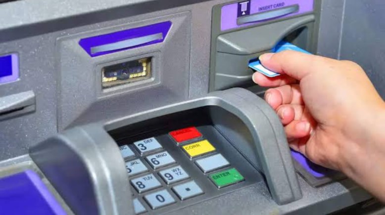 ماكينة ATM