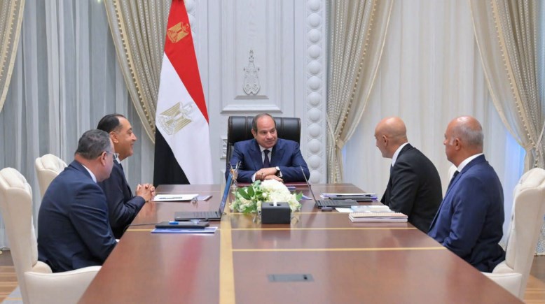 الرئيس السيسي يجتمع مع رئيس الوزراء ووزيري التربية والتعليم والتعليم العالي