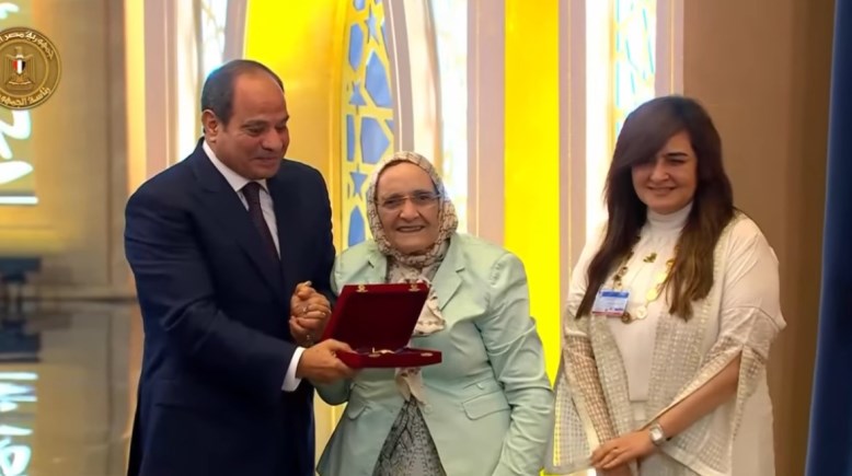 السيسي يكرم آمال إسماعيل 